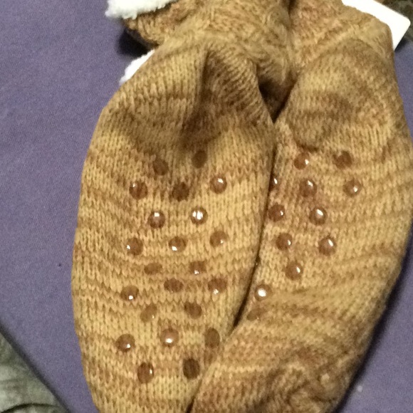 NWT faux fur slipper socks. Tan. Size 4-10. - Picture 4 of 6